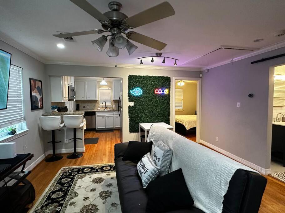 Апартаменты Townhouse Near Midtown Хьюстон Экстерьер фото