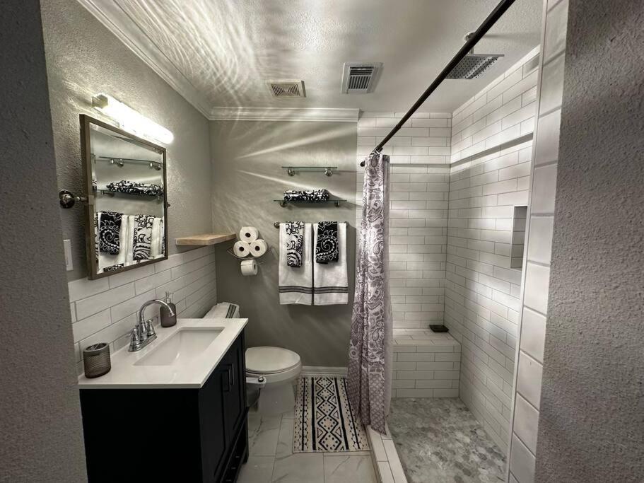 Апартаменты Townhouse Near Midtown Хьюстон Экстерьер фото